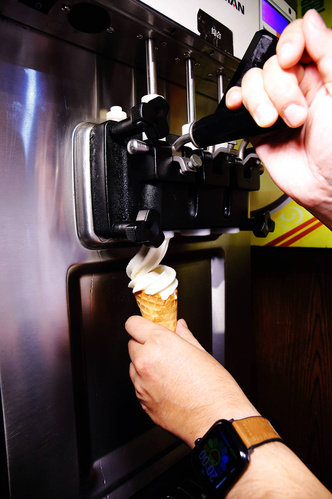 肉多多火鍋全台！全天候！平假日不限時！輕量級套餐299元起，蔬食自助吧吃到飽，CP值超高！(西門店、淡水店例假日除外，湯底、服務費另計)