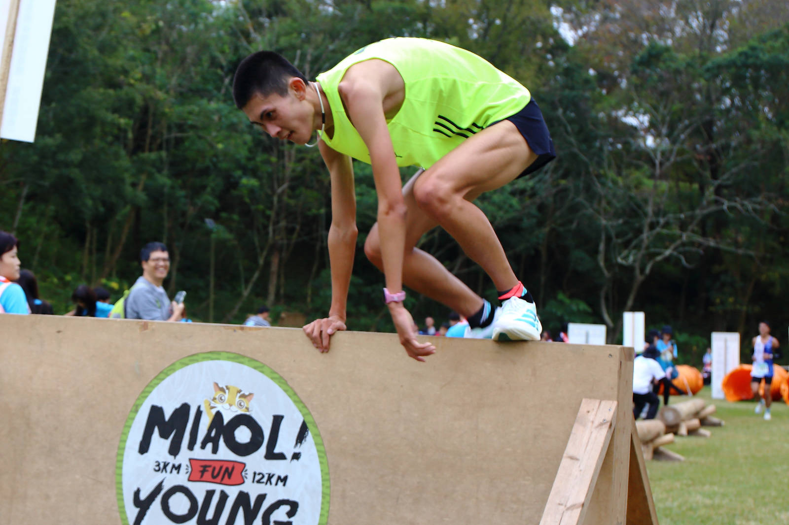 2025苗栗跑酷越野障礙賽，全台最FUN親子路跑，11道關卡障礙大賽、FUN電樂園、特色市集，最好玩路跑在這裡！