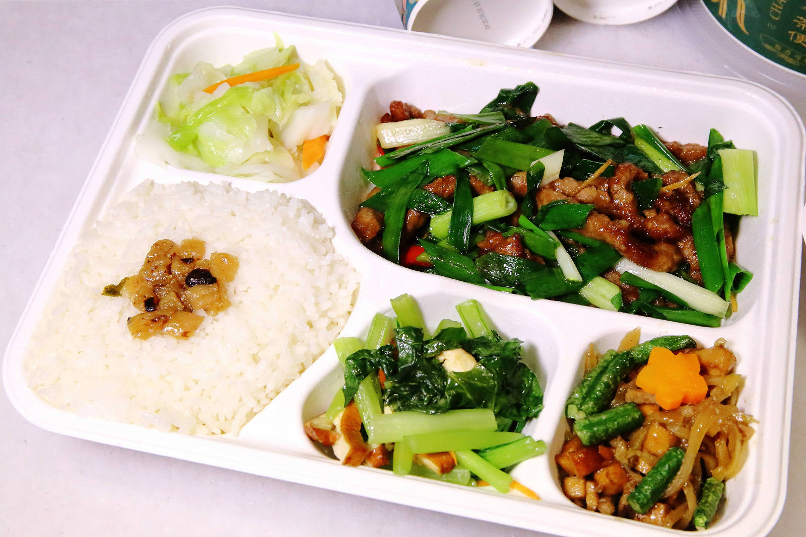 茶自點便當店南崁店，第一家結合「手搖飲」跟「便當」的快餐店！佛系便當滿到蓋不住，買便當還送手搖茶，外食族必收！