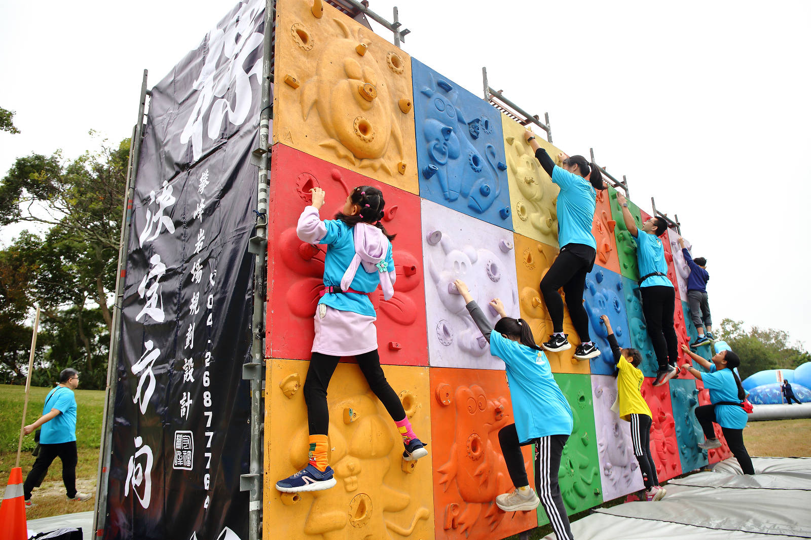 2025苗栗跑酷越野障礙賽，全台最FUN親子路跑，11道關卡障礙大賽、FUN電樂園、特色市集，最好玩路跑在這裡！