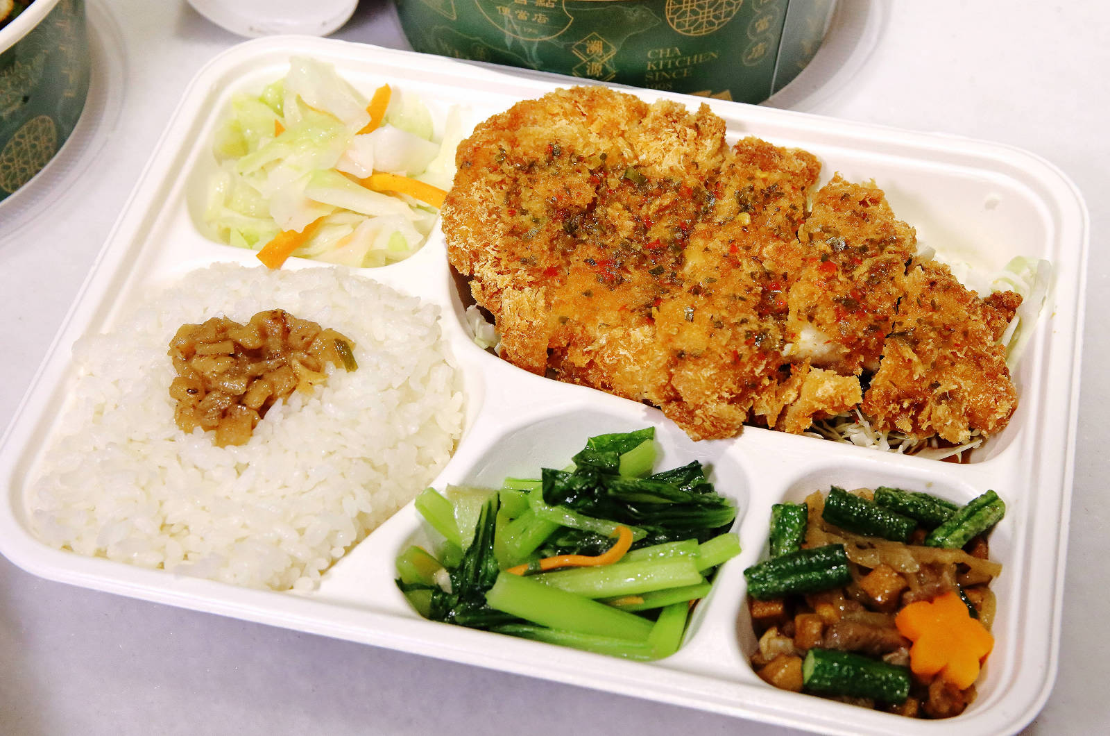 茶自點便當店南崁店，第一家結合「手搖飲」跟「便當」的快餐店！佛系便當滿到蓋不住，買便當還送手搖茶，外食族必收！