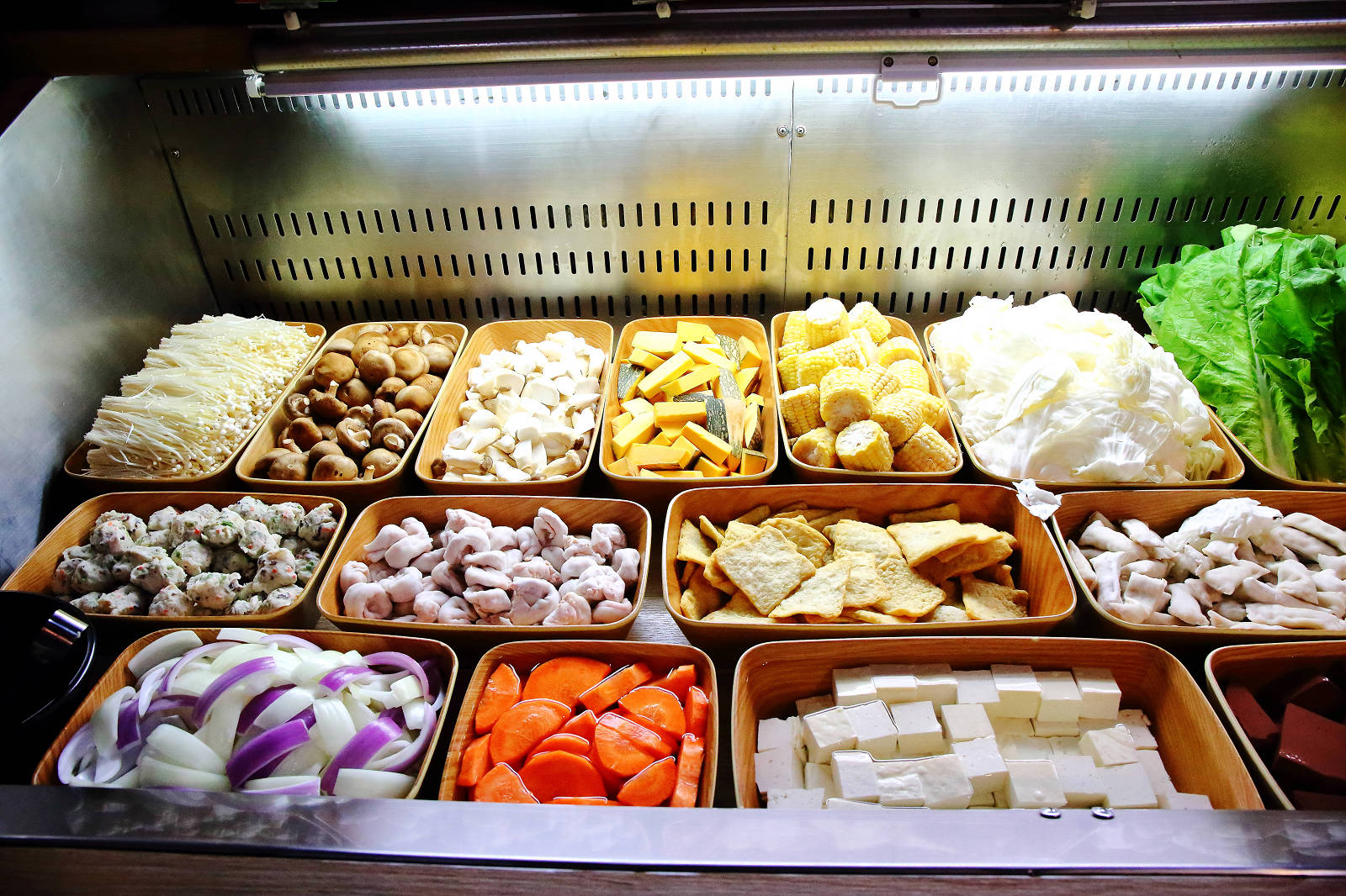 肉多多火鍋全台！全天候！平假日不限時！輕量級套餐299元起，蔬食自助吧吃到飽，CP值超高！(西門店、淡水店例假日除外，湯底、服務費另計)