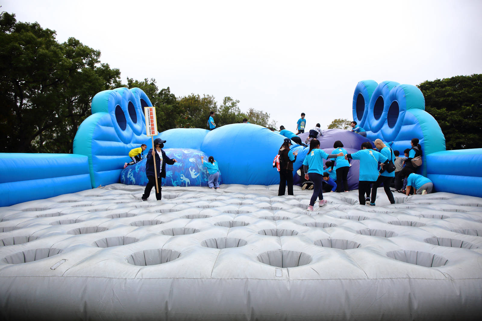 2025苗栗跑酷越野障礙賽，全台最FUN親子路跑，11道關卡障礙大賽、FUN電樂園、特色市集，最好玩路跑在這裡！