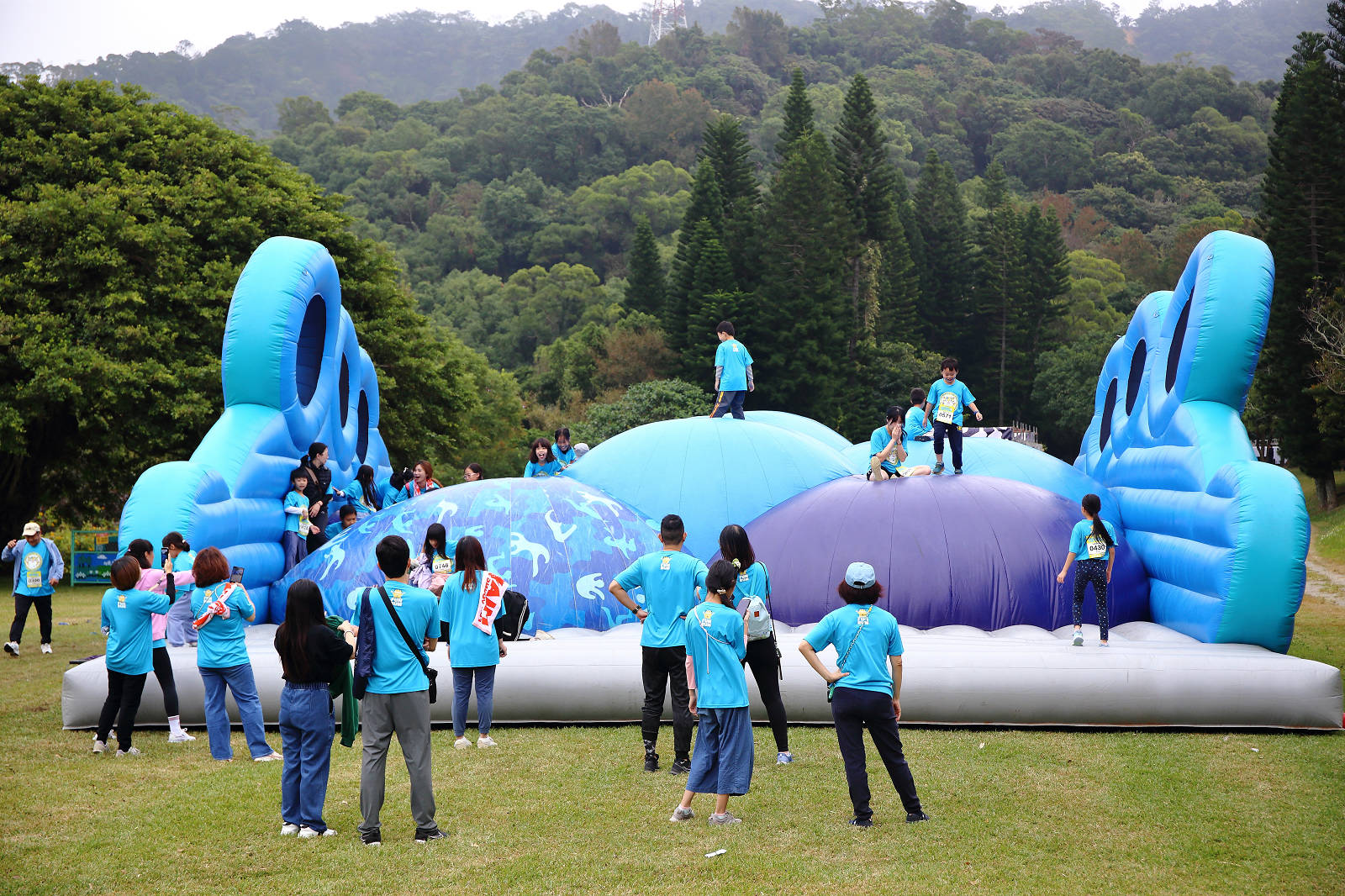 2025苗栗跑酷越野障礙賽，全台最FUN親子路跑，11道關卡障礙大賽、FUN電樂園、特色市集，最好玩路跑在這裡！