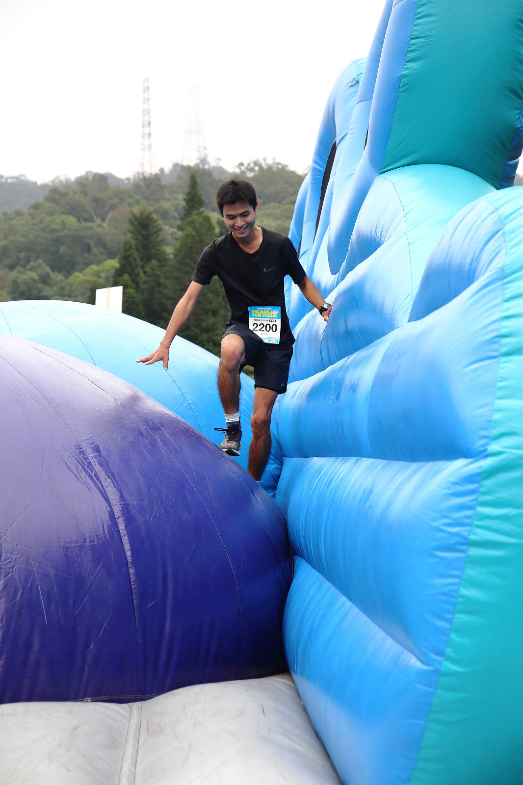 2025苗栗跑酷越野障礙賽，全台最FUN親子路跑，11道關卡障礙大賽、FUN電樂園、特色市集，最好玩路跑在這裡！