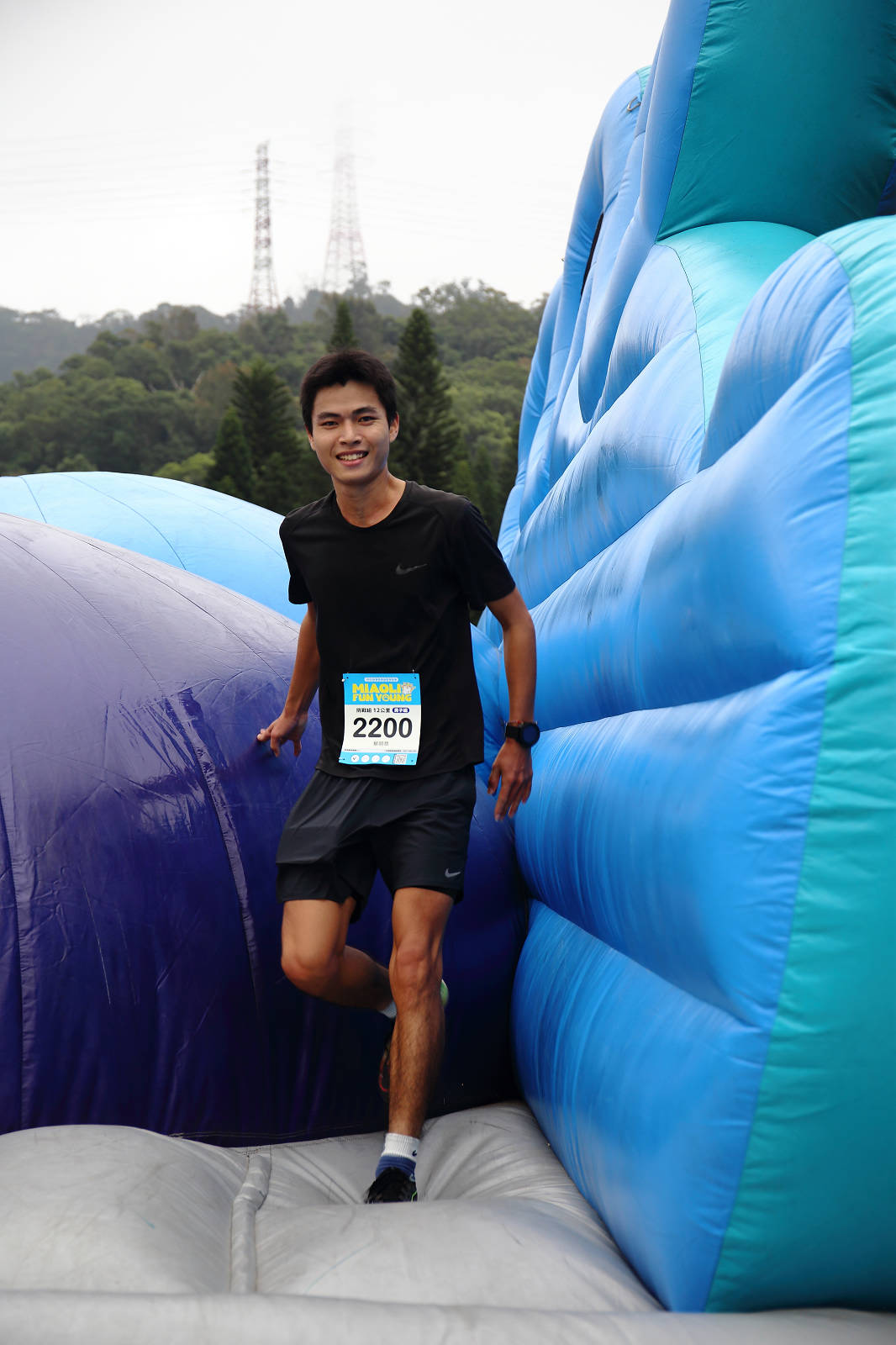 2025苗栗跑酷越野障礙賽，全台最FUN親子路跑，11道關卡障礙大賽、FUN電樂園、特色市集，最好玩路跑在這裡！