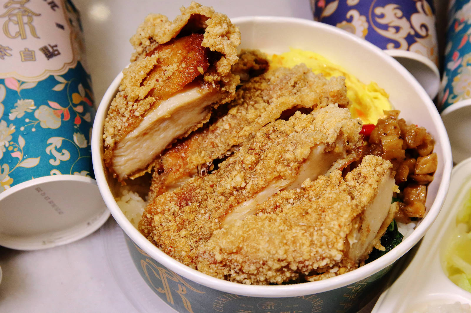 茶自點便當店南崁店，第一家結合「手搖飲」跟「便當」的快餐店！佛系便當滿到蓋不住，買便當還送手搖茶，外食族必收！