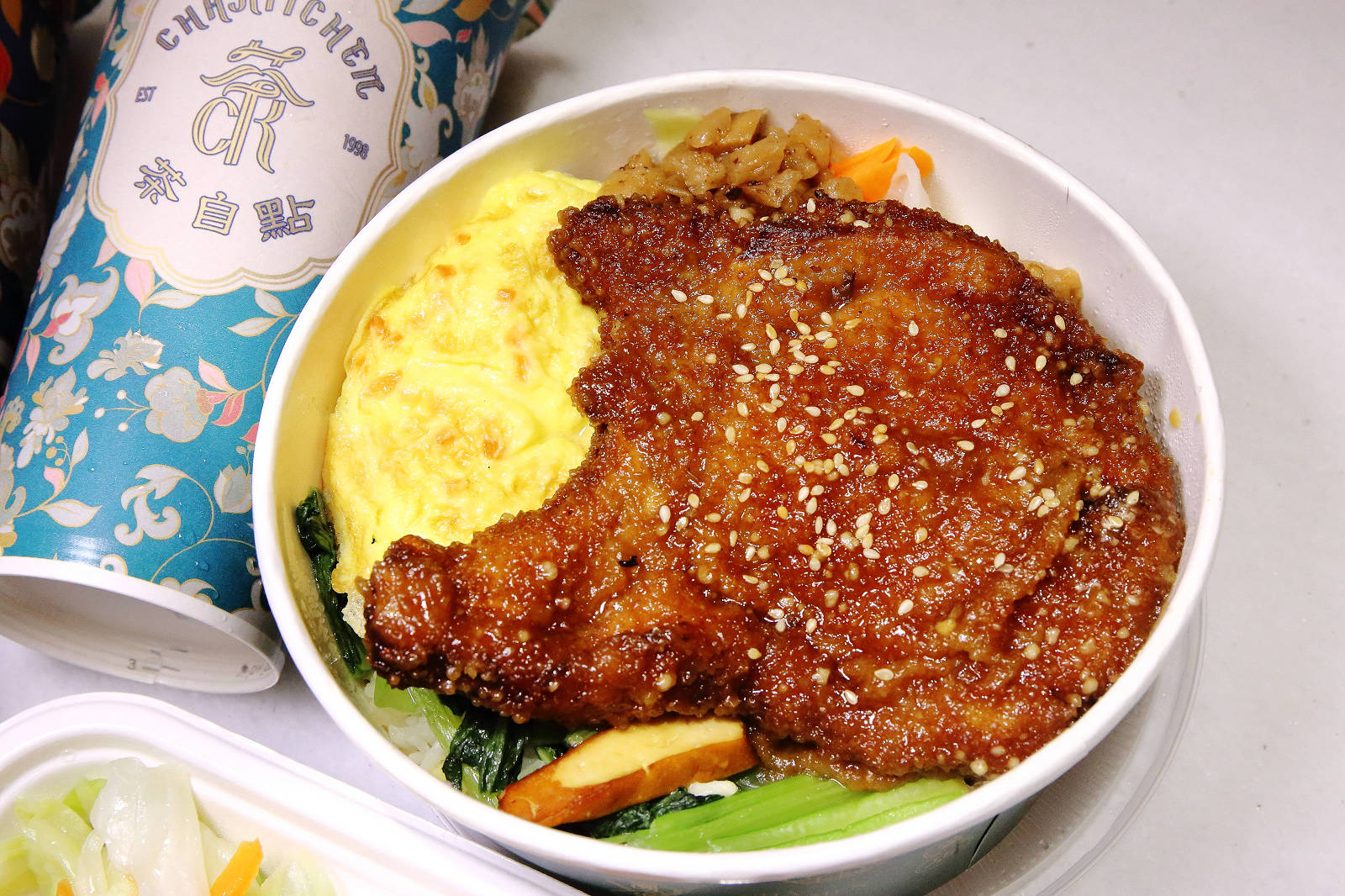 茶自點便當店南崁店，第一家結合「手搖飲」跟「便當」的快餐店！佛系便當滿到蓋不住，買便當還送手搖茶，外食族必收！