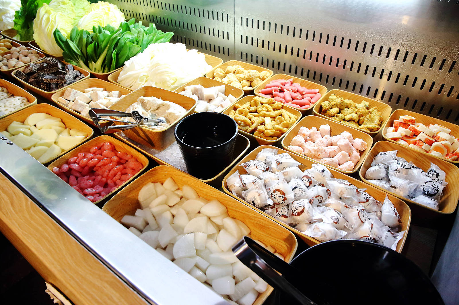 肉多多火鍋全台！全天候！平假日不限時！輕量級套餐299元起，蔬食自助吧吃到飽，CP值超高！(西門店、淡水店例假日除外，湯底、服務費另計)