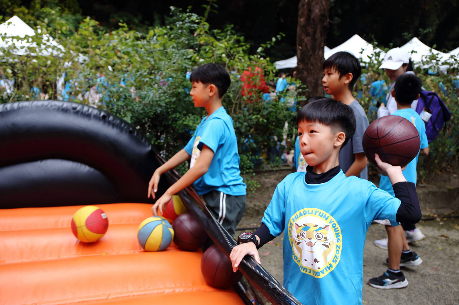 2025苗栗跑酷越野障礙賽，全台最FUN親子路跑，11道關卡障礙大賽、FUN電樂園、特色市集，最好玩路跑在這裡！