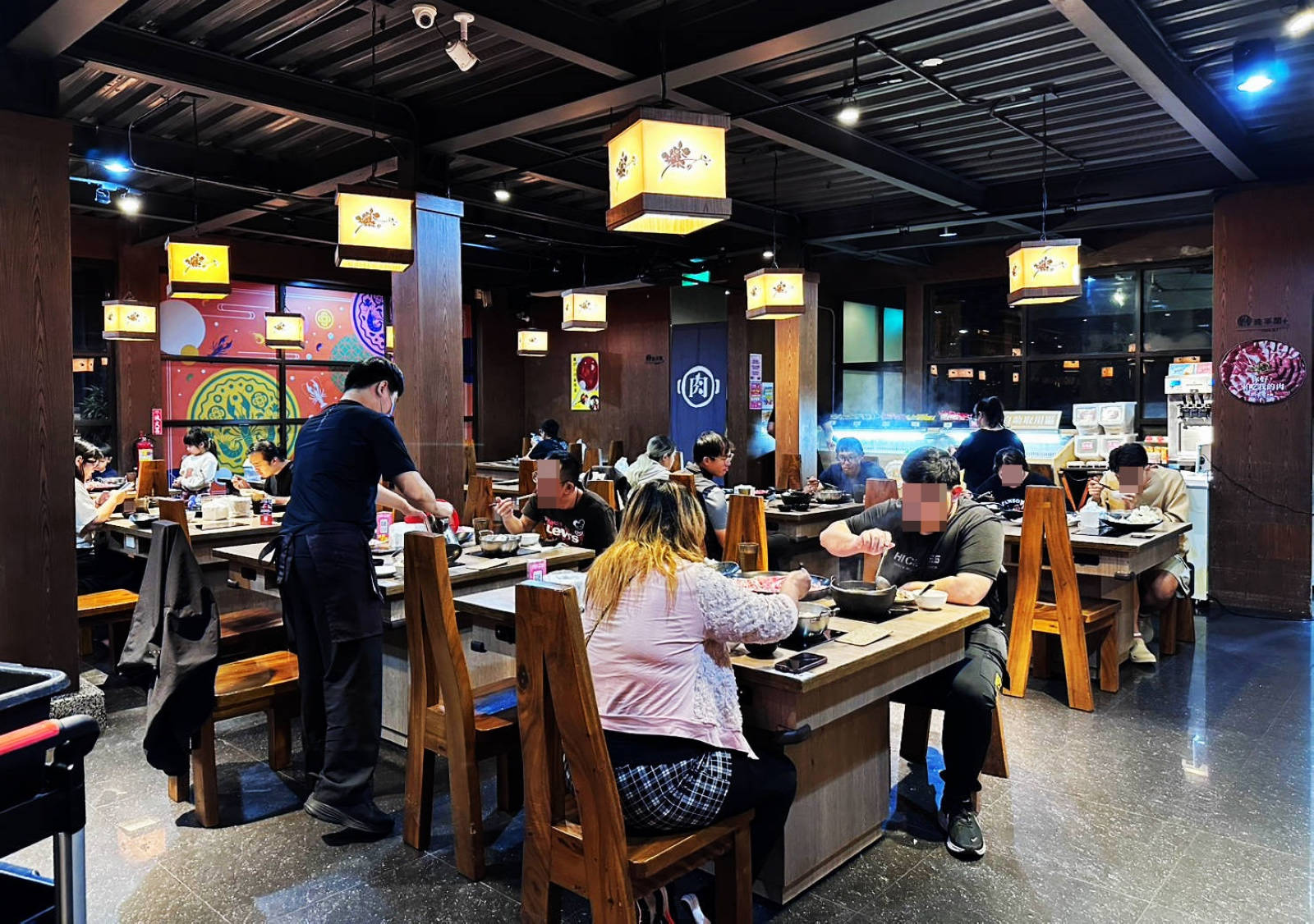 肉多多火鍋全台！全天候！平假日不限時！輕量級套餐299元起，蔬食自助吧吃到飽，CP值超高！(西門店、淡水店例假日除外，湯底、服務費另計)