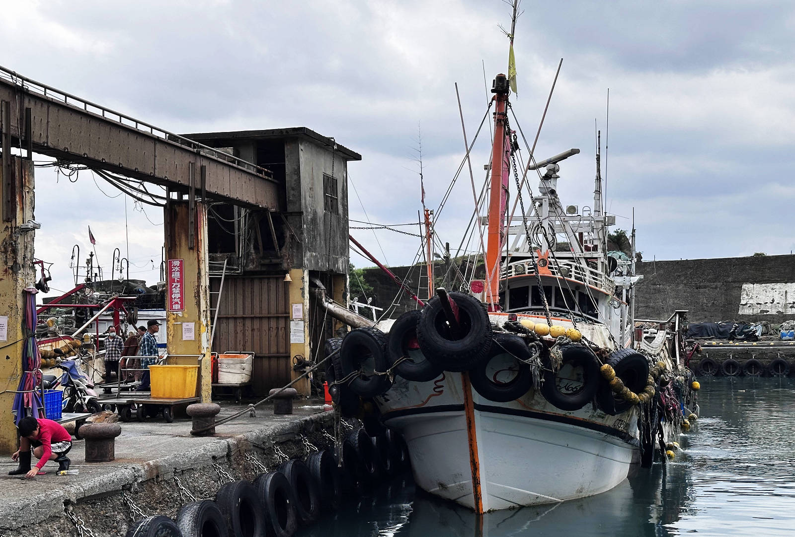 宜蘭大溪魚港初體驗+大溪漁港最強海鮮餐廳-小老闆代客料理,價格很佛心CP值爆表(原阿雪姨海鮮) - 第8張圖 宜蘭大溪魚港初體驗+大溪漁港最強海鮮餐廳-小老闆代客料理,價格很佛心CP值爆表(原阿雪姨海鮮)