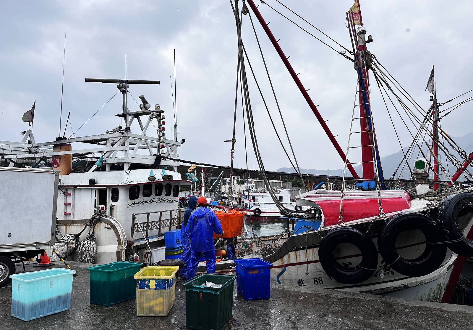 宜蘭大溪魚港初體驗+大溪漁港最強海鮮餐廳-小老闆代客料理,價格很佛心CP值爆表(原阿雪姨海鮮) - 第10張圖 宜蘭大溪魚港初體驗+大溪漁港最強海鮮餐廳-小老闆代客料理,價格很佛心CP值爆表(原阿雪姨海鮮)