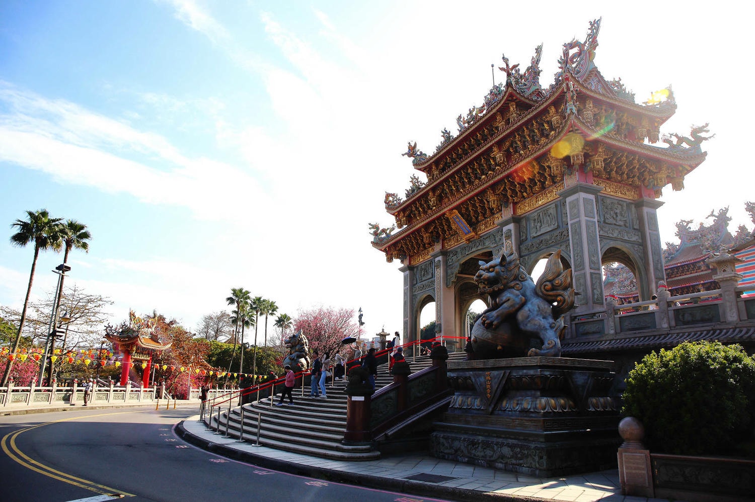 北部賞櫻景點-林口竹林山觀音寺,莊嚴的廟宇+柔和粉嫩的櫻花,拜拜兼賞花! - 第5張圖 北部賞櫻景點-林口竹林山觀音寺,莊嚴的廟宇+柔和粉嫩的櫻花,拜拜兼賞花!