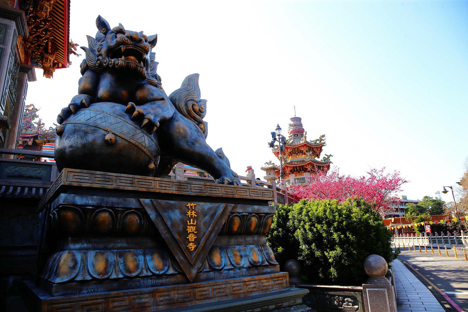 北部賞櫻景點-林口竹林山觀音寺,莊嚴的廟宇+柔和粉嫩的櫻花,拜拜兼賞花! - 第6張圖 北部賞櫻景點-林口竹林山觀音寺,莊嚴的廟宇+柔和粉嫩的櫻花,拜拜兼賞花!