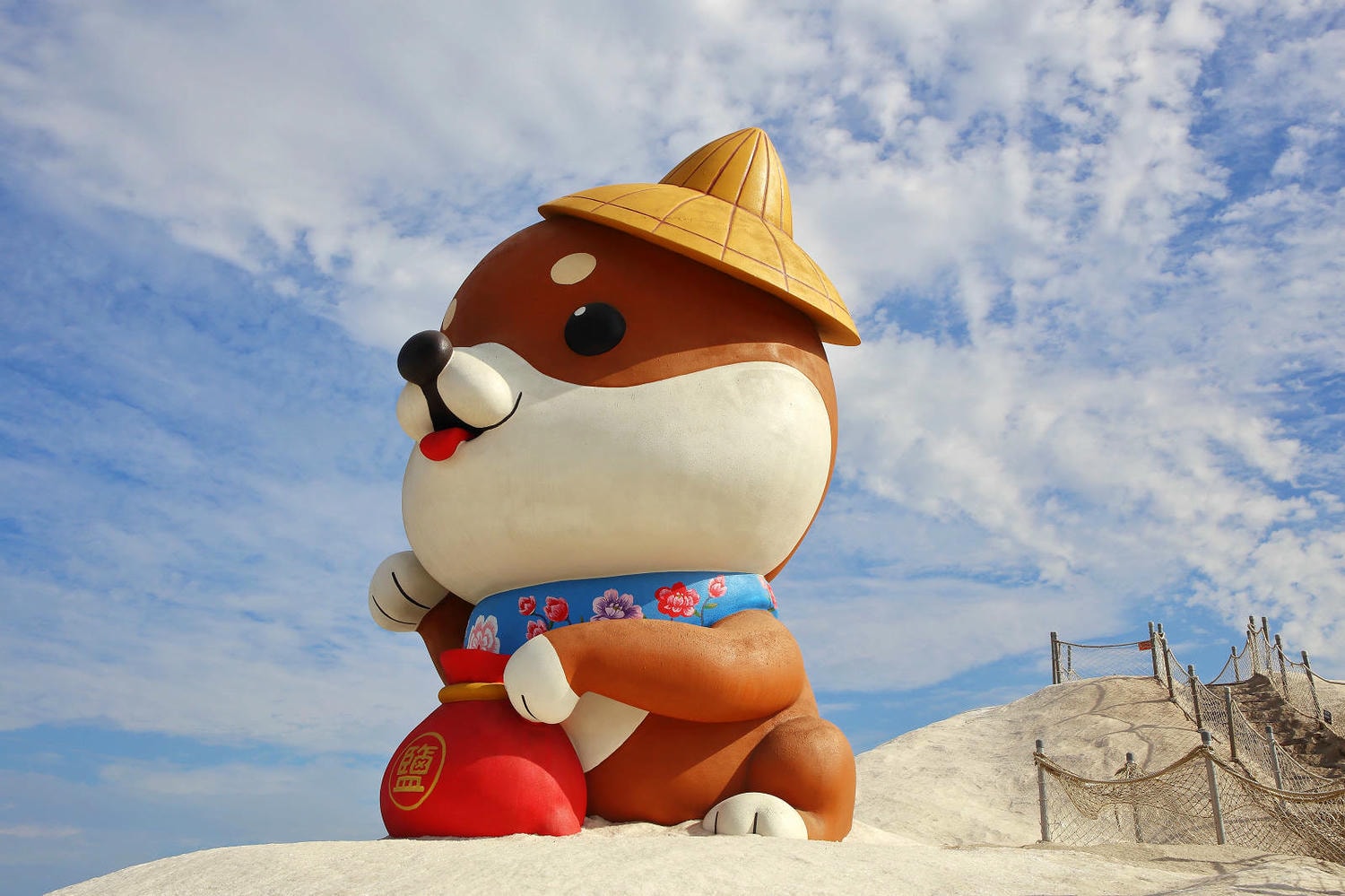 【台南景點】台南超萌新地標！巨型柴犬「鹹DOG DOG」出沒七股鹽山！