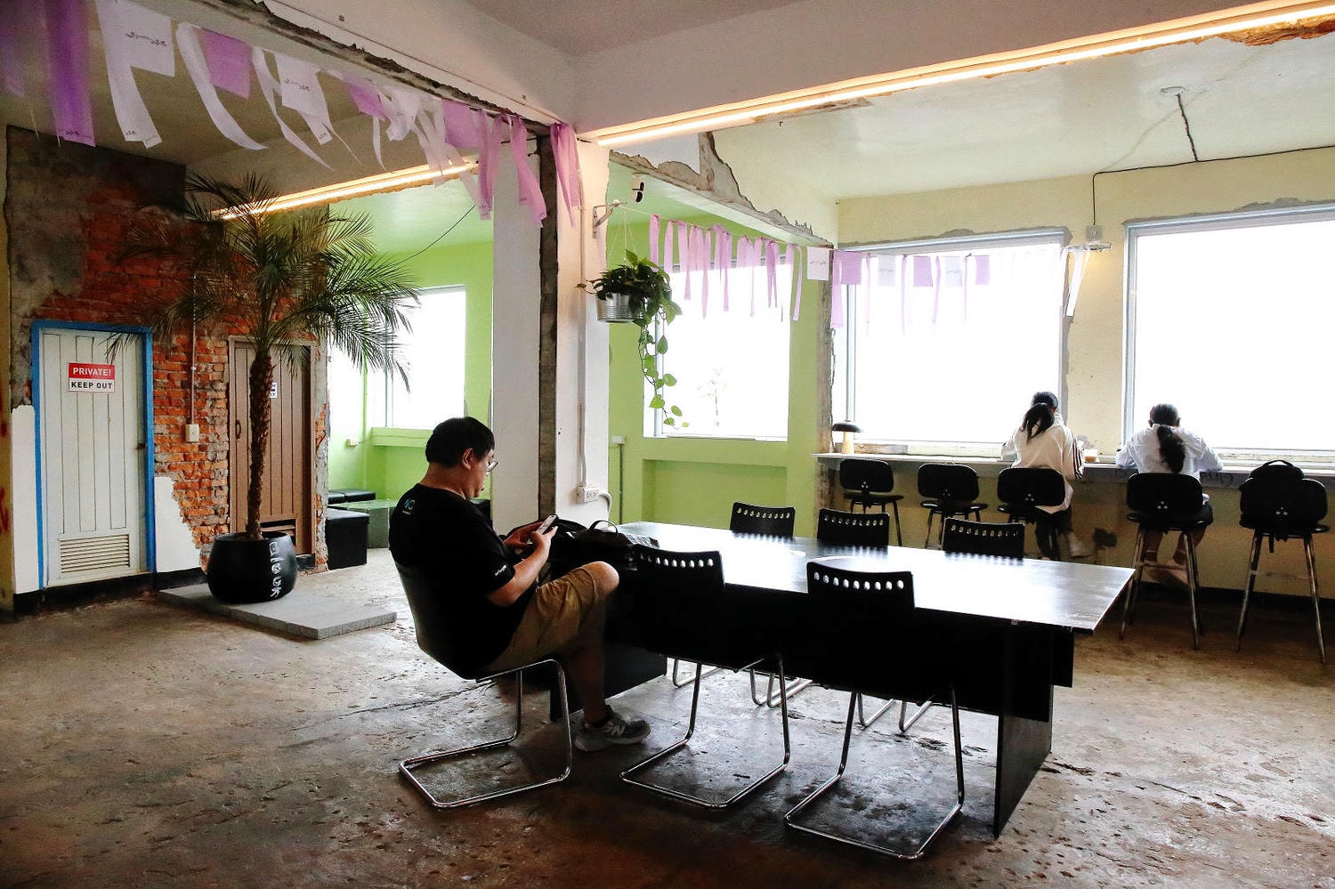 塗鴉廢墟風的宜蘭咖啡館- BlOCK COFFEE,三層樓的老房子改建而成,塗鴉廢墟風與現代工業風的結合,氣氛意境風格照片這裡拍! - 第18張圖 塗鴉廢墟風的宜蘭咖啡館- BlOCK COFFEE,三層樓的老房子改建而成,塗鴉廢墟風與現代工業風的結合,氣氛意境風格照片這裡拍!