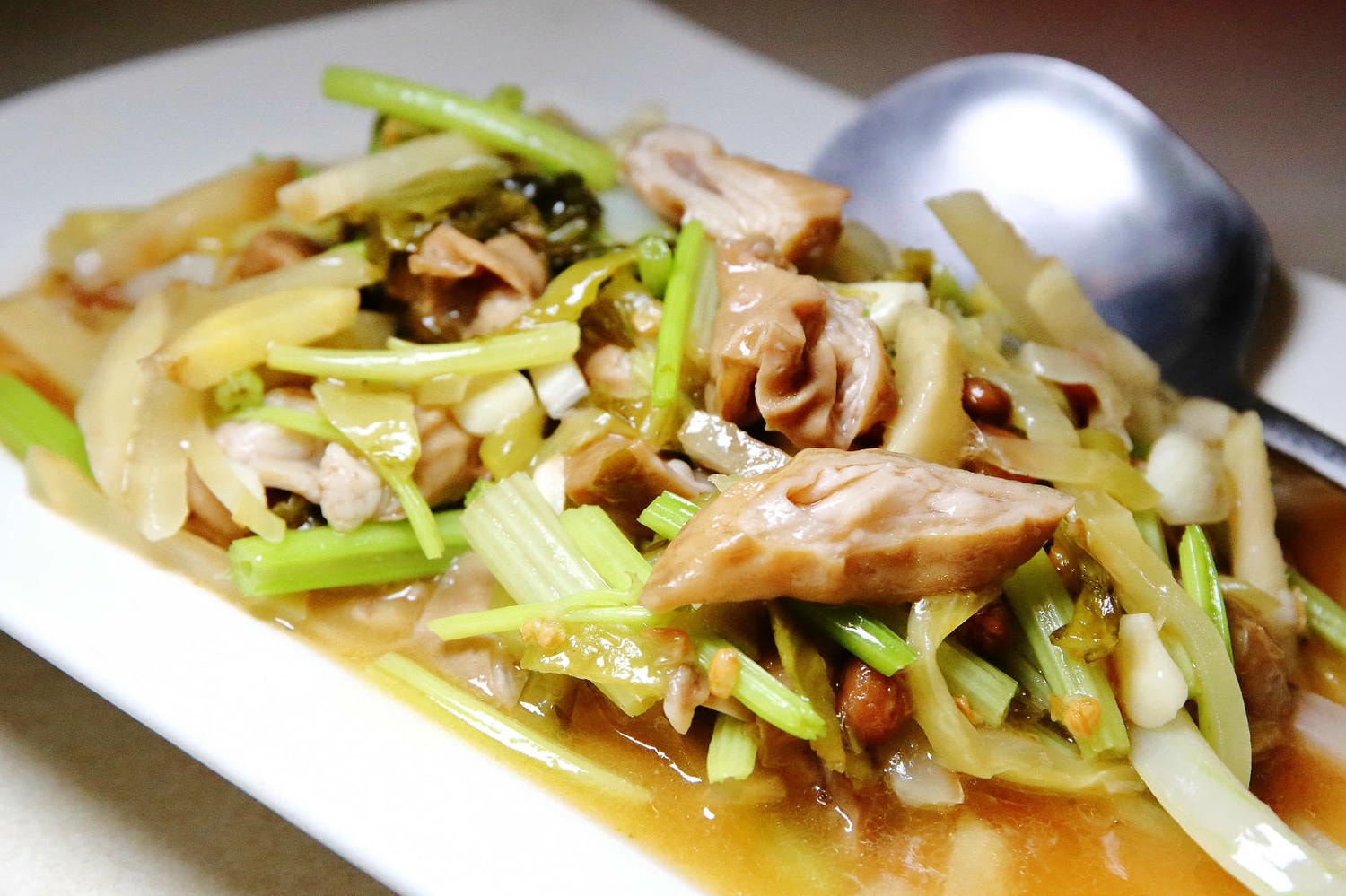 宜蘭美食-阿爹ㄟ灶腳，傳承總舖師的平價宜蘭傳統特色手路菜，重點還是寵物友善，可以帶毛孩們一起去用餐唷