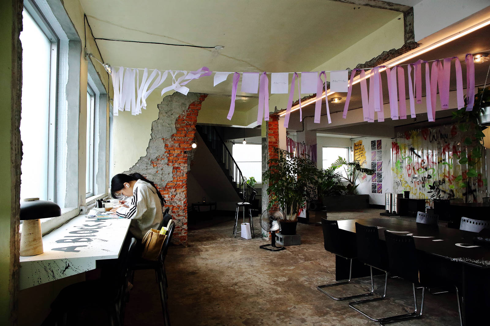 塗鴉廢墟風的宜蘭咖啡館- BlOCK COFFEE,三層樓的老房子改建而成,塗鴉廢墟風與現代工業風的結合,氣氛意境風格照片這裡拍! - 第21張圖 塗鴉廢墟風的宜蘭咖啡館- BlOCK COFFEE,三層樓的老房子改建而成,塗鴉廢墟風與現代工業風的結合,氣氛意境風格照片這裡拍!