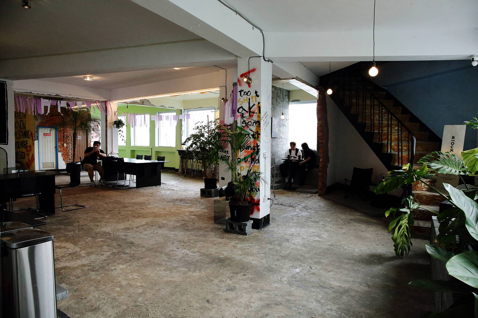 塗鴉廢墟風的宜蘭咖啡館- BlOCK COFFEE,三層樓的老房子改建而成,塗鴉廢墟風與現代工業風的結合,氣氛意境風格照片這裡拍! - 第22張圖 塗鴉廢墟風的宜蘭咖啡館- BlOCK COFFEE,三層樓的老房子改建而成,塗鴉廢墟風與現代工業風的結合,氣氛意境風格照片這裡拍!