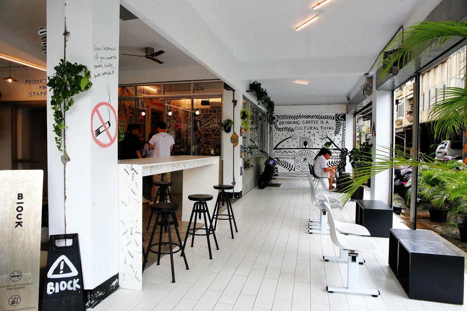 塗鴉廢墟風的宜蘭咖啡館- BlOCK COFFEE,三層樓的老房子改建而成,塗鴉廢墟風與現代工業風的結合,氣氛意境風格照片這裡拍! - 第5張圖 塗鴉廢墟風的宜蘭咖啡館- BlOCK COFFEE,三層樓的老房子改建而成,塗鴉廢墟風與現代工業風的結合,氣氛意境風格照片這裡拍!