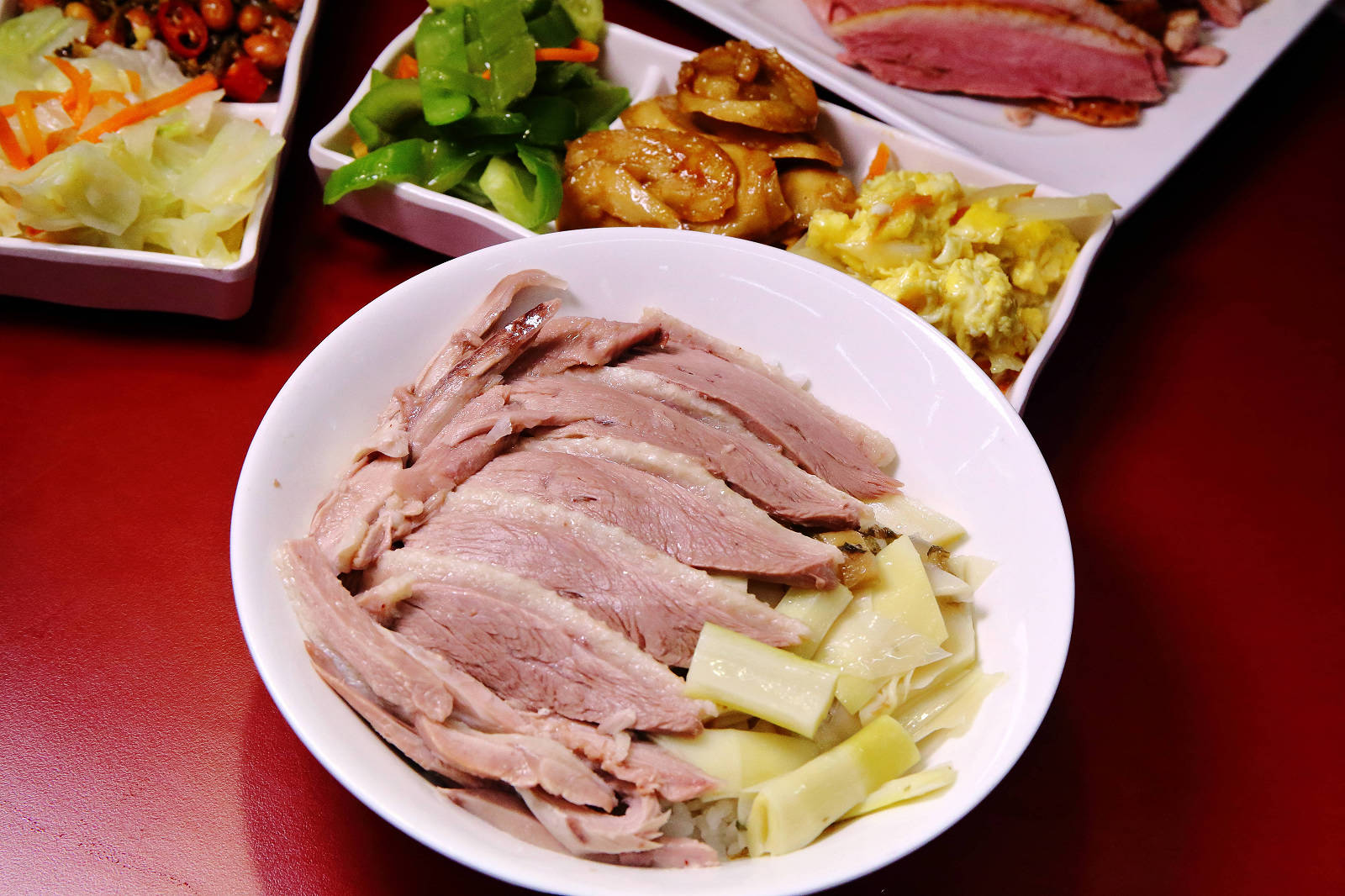【板橋美食】呈信鵝肉板橋中山店，永和排隊名店「呈信鵝肉」終於來板橋開店拉，百元小吃鵝肉飯，上班族的美食口袋名單！