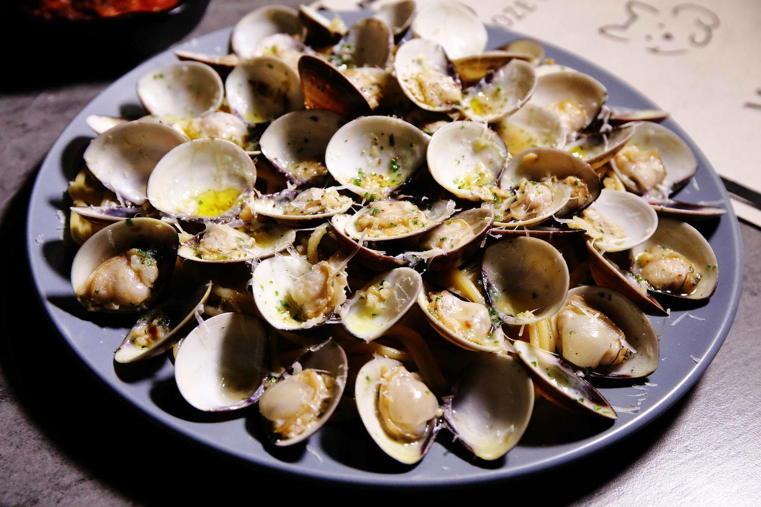 【永和餐酒館】杜菇餐酒館，調酒+生蠔吃到飽，餐點美味價格親民CP值爆炸高，還有柯基雙胞胎坐台！