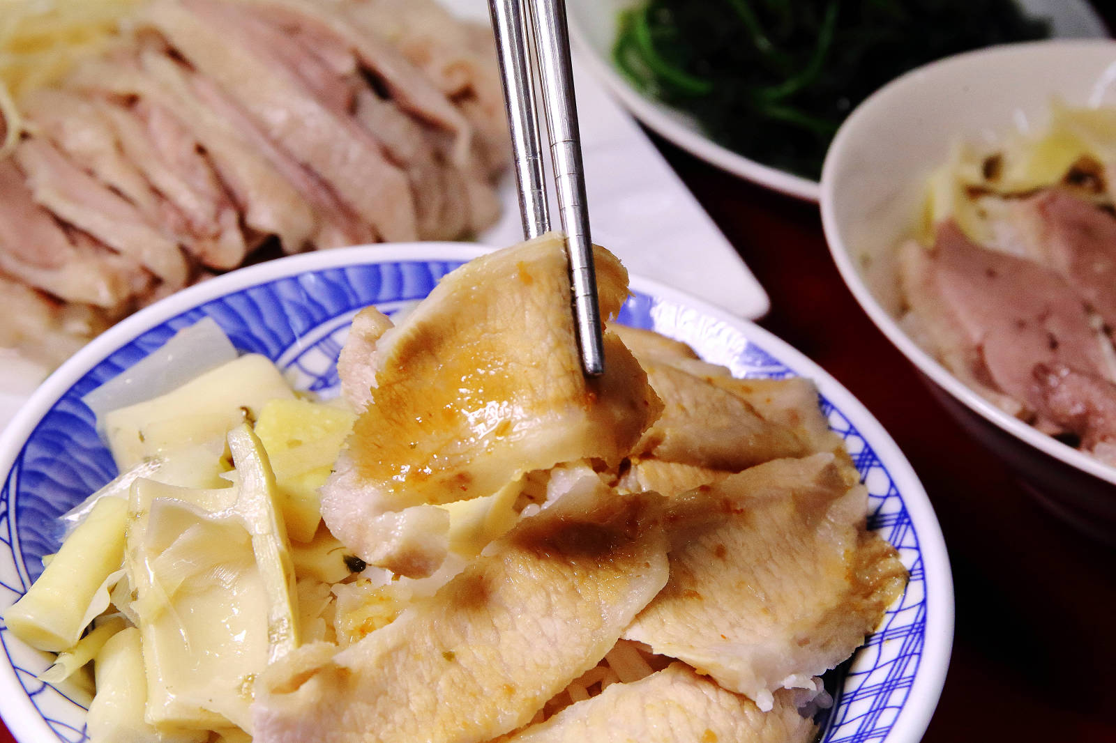 【板橋美食】呈信鵝肉板橋中山店，永和排隊名店「呈信鵝肉」終於來板橋開店拉，百元小吃鵝肉飯，上班族的美食口袋名單！
