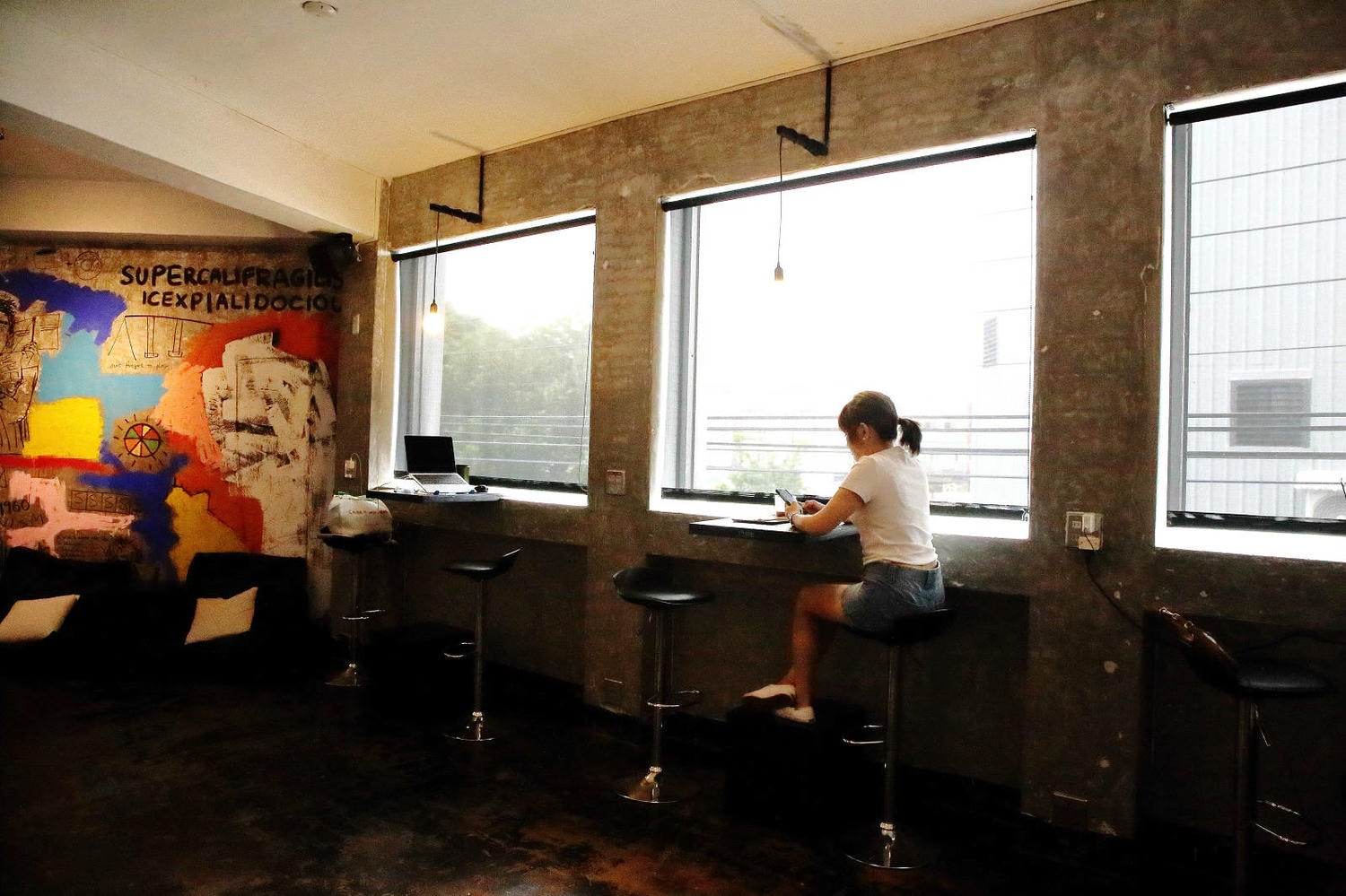 塗鴉廢墟風的宜蘭咖啡館- BlOCK COFFEE,三層樓的老房子改建而成,塗鴉廢墟風與現代工業風的結合,氣氛意境風格照片這裡拍! - 第11張圖 塗鴉廢墟風的宜蘭咖啡館- BlOCK COFFEE,三層樓的老房子改建而成,塗鴉廢墟風與現代工業風的結合,氣氛意境風格照片這裡拍!