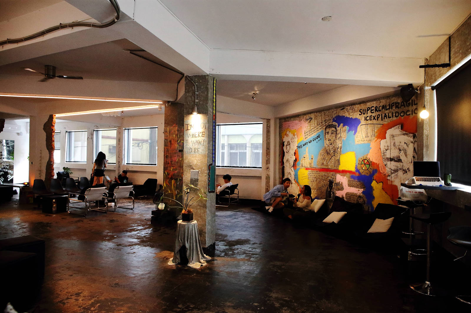 塗鴉廢墟風的宜蘭咖啡館- BlOCK COFFEE,三層樓的老房子改建而成,塗鴉廢墟風與現代工業風的結合,氣氛意境風格照片這裡拍! - 第12張圖 塗鴉廢墟風的宜蘭咖啡館- BlOCK COFFEE,三層樓的老房子改建而成,塗鴉廢墟風與現代工業風的結合,氣氛意境風格照片這裡拍!
