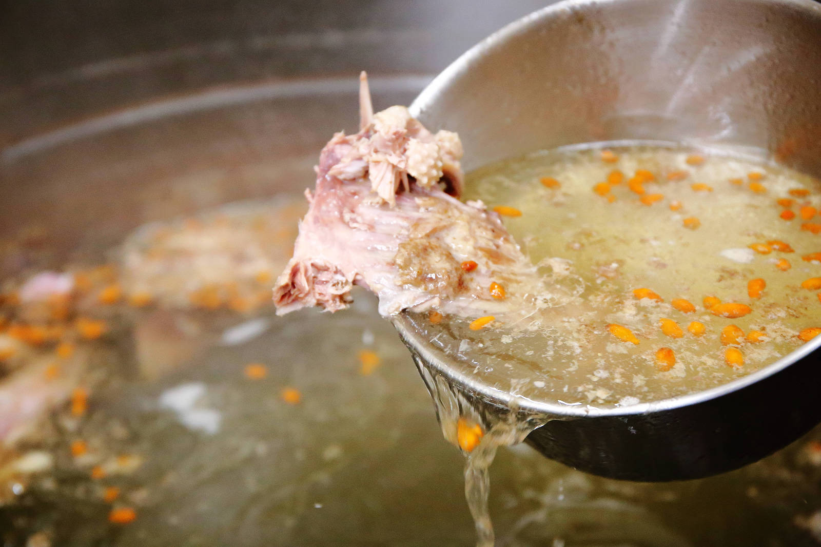 【板橋美食】呈信鵝肉板橋中山店，永和排隊名店「呈信鵝肉」終於來板橋開店拉，百元小吃鵝肉飯，上班族的美食口袋名單！
