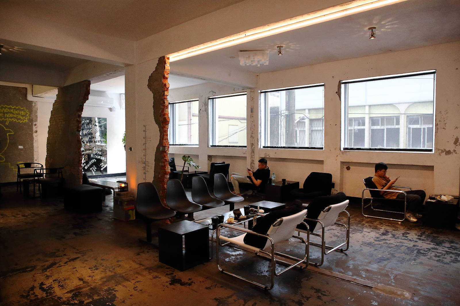 塗鴉廢墟風的宜蘭咖啡館- BlOCK COFFEE,三層樓的老房子改建而成,塗鴉廢墟風與現代工業風的結合,氣氛意境風格照片這裡拍! - 第13張圖 塗鴉廢墟風的宜蘭咖啡館- BlOCK COFFEE,三層樓的老房子改建而成,塗鴉廢墟風與現代工業風的結合,氣氛意境風格照片這裡拍!