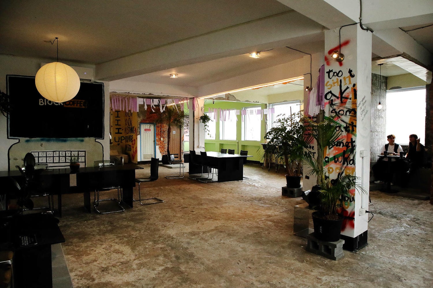 塗鴉廢墟風的宜蘭咖啡館- BlOCK COFFEE,三層樓的老房子改建而成,塗鴉廢墟風與現代工業風的結合,氣氛意境風格照片這裡拍! - 第15張圖 塗鴉廢墟風的宜蘭咖啡館- BlOCK COFFEE,三層樓的老房子改建而成,塗鴉廢墟風與現代工業風的結合,氣氛意境風格照片這裡拍!