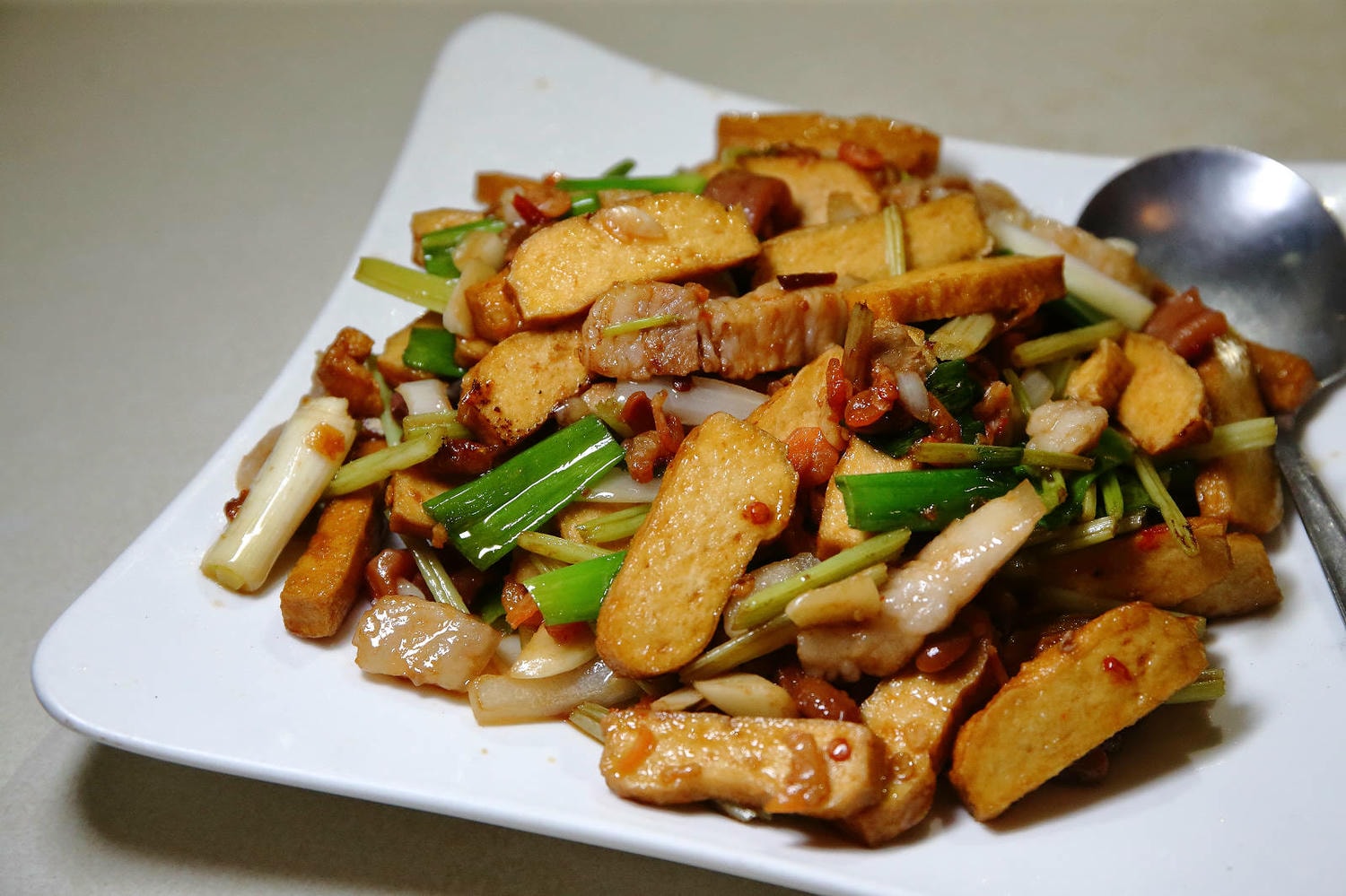 宜蘭美食-阿爹ㄟ灶腳，傳承總舖師的平價宜蘭傳統特色手路菜，重點還是寵物友善，可以帶毛孩們一起去用餐唷