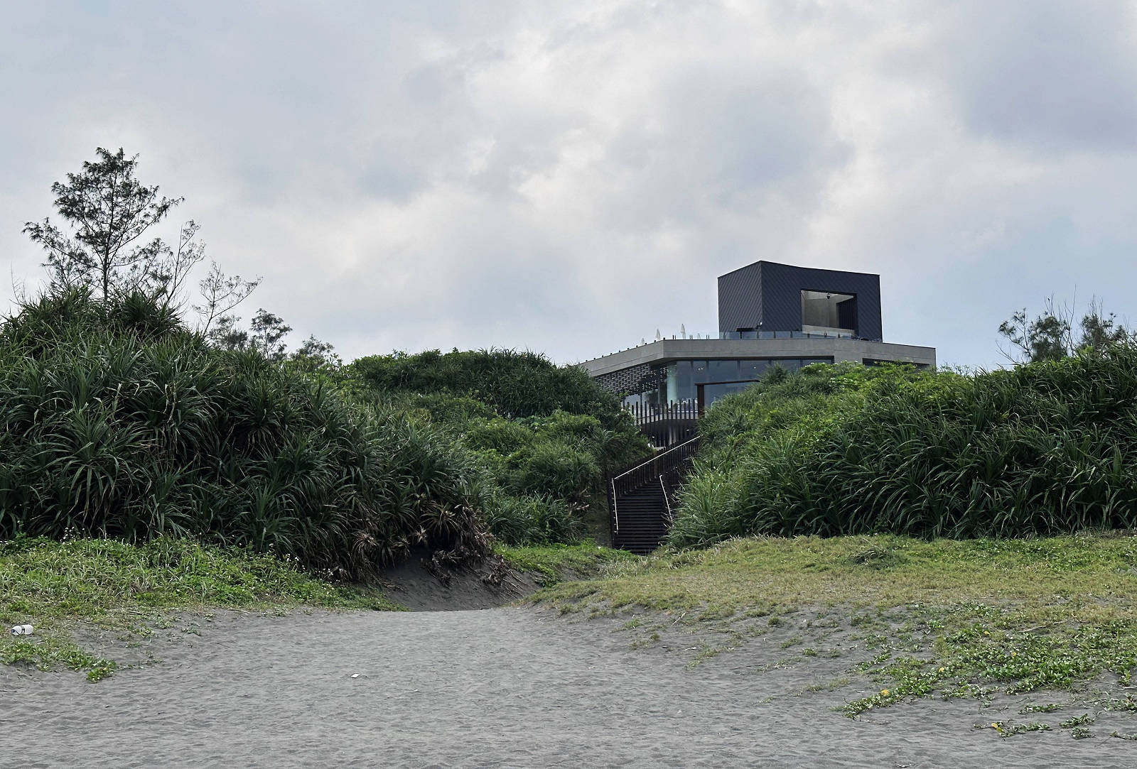 【宜蘭新開幕海景咖啡廳】等日初，宜蘭必訪療癒系海景咖啡廳，龜山島第一排海景，壯圍看海新秘境！
