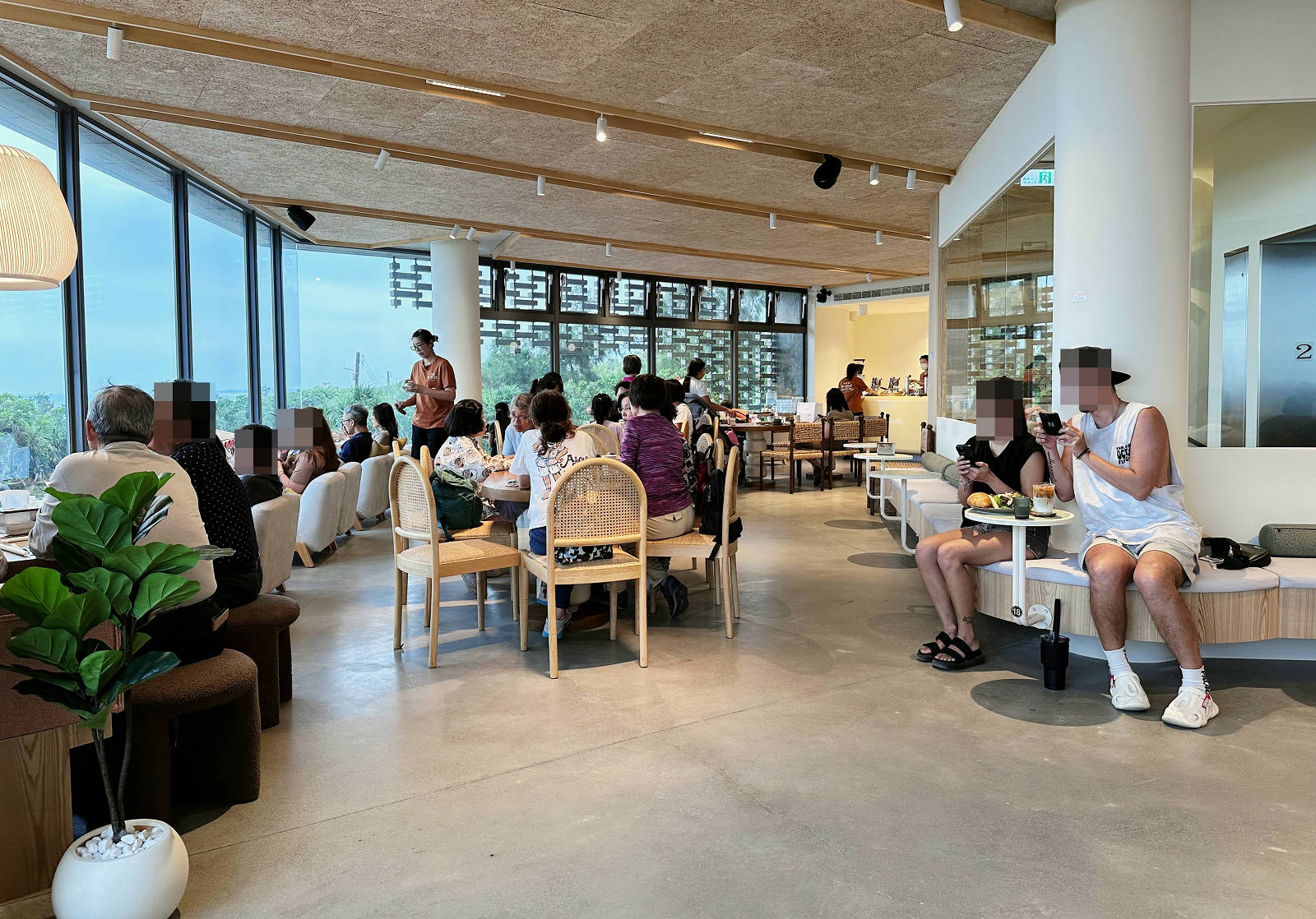【宜蘭新開幕海景咖啡廳】等日初，宜蘭必訪療癒系海景咖啡廳，龜山島第一排海景，壯圍看海新秘境！