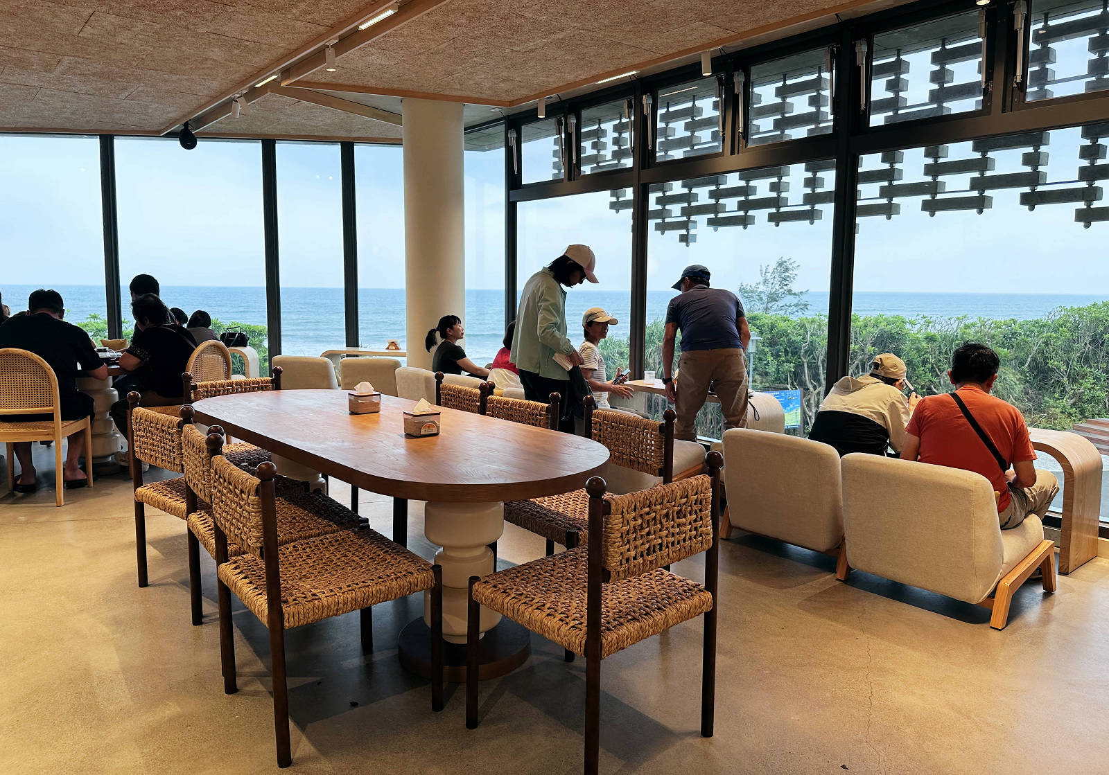【宜蘭新開幕海景咖啡廳】等日初，宜蘭必訪療癒系海景咖啡廳，龜山島第一排海景，壯圍看海新秘境！