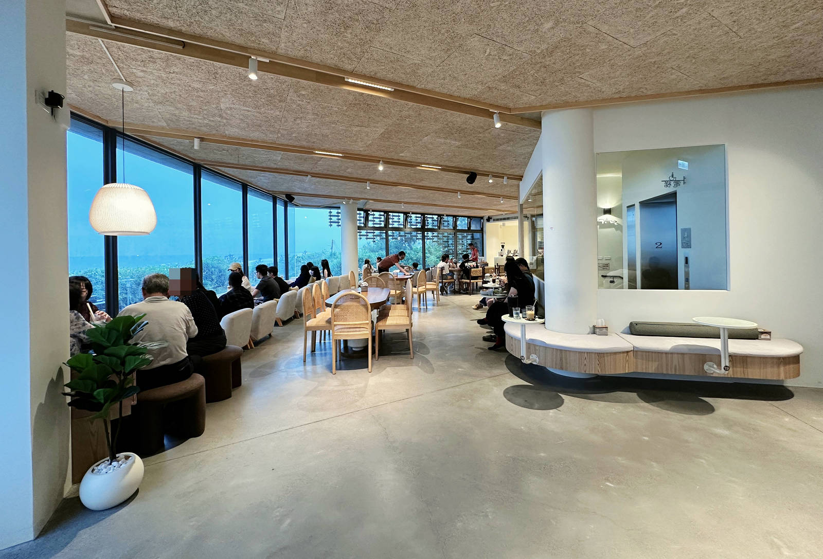 【宜蘭新開幕海景咖啡廳】等日初，宜蘭必訪療癒系海景咖啡廳，龜山島第一排海景，壯圍看海新秘境！