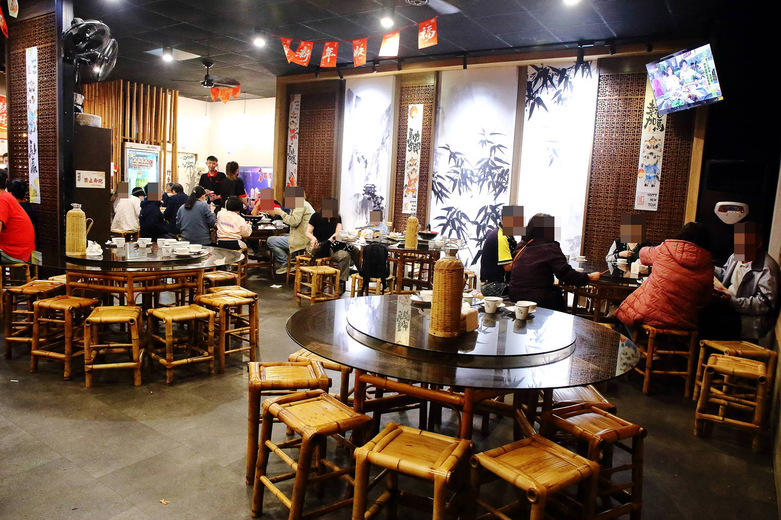 【關子嶺必吃】竹香園甕缸雞-仙草店,全台首創手剝甕缸雞x山產x合菜料理,開門就排爆!! - 第4張圖 【關子嶺必吃】竹香園甕缸雞-仙草店,全台首創手剝甕缸雞x山產x合菜料理,開門就排爆!!