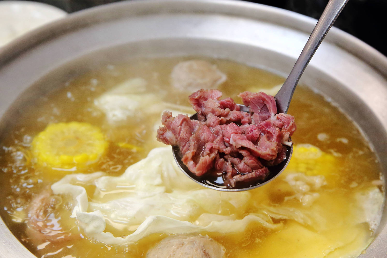 【台南溫體牛肉火鍋推薦】皇家四季溫體牛肉鍋,台南必吃溫體牛火鍋,大推這家!老闆送毛孩水煮牛肉 - 第19張圖 【台南溫體牛肉火鍋推薦】皇家四季溫體牛肉鍋,台南必吃溫體牛火鍋,大推這家!老闆送毛孩水煮牛肉